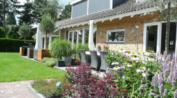 Bungalow tuin met vaste planten