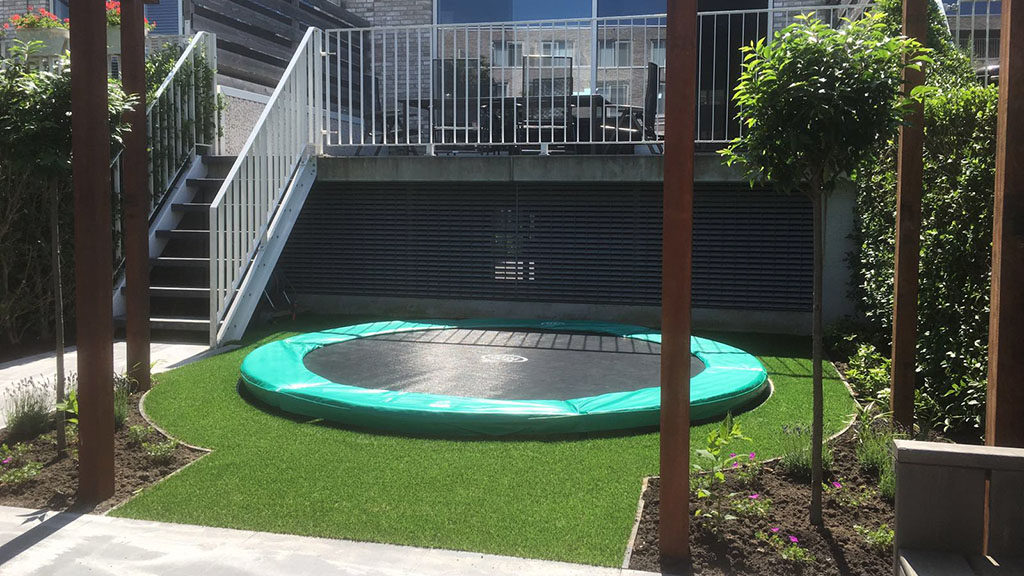 Kindvriendelijke tuin met trampoline