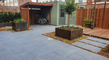 Daktuin met fietsenschuurtje