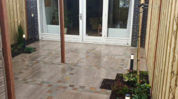 Achtertuin met schermdoek en In-Lite verlichting