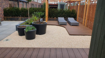 Composiet vlonder met ligstoelen